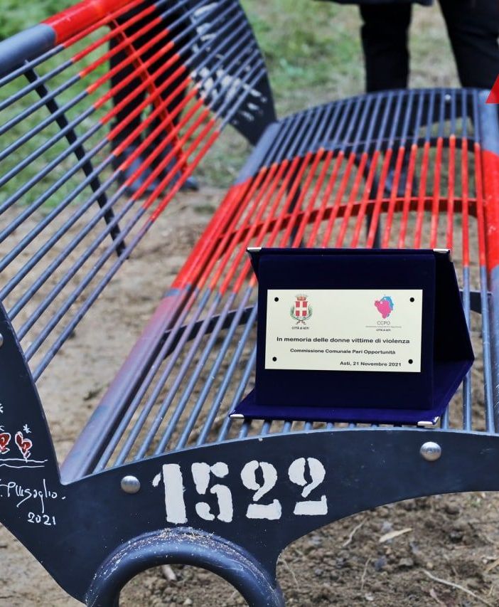Asti ha una nuova panchina 'griffata' Filippo Pinsoglio, al Parco Fruttuoso di via Mattarella