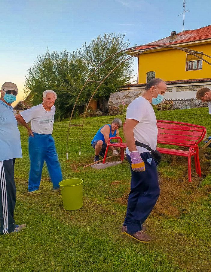 Una panchina &quot;violentata&quot; da vandali, ad Asti diventa simbolo contro la violenza