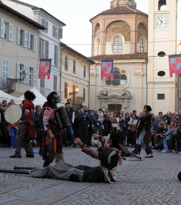 A San Damiano successo di &quot;Sipario. #arvedsEstate&quot;. Apprezzatissimo lo spettacolo itinerante &quot;Parada&quot;