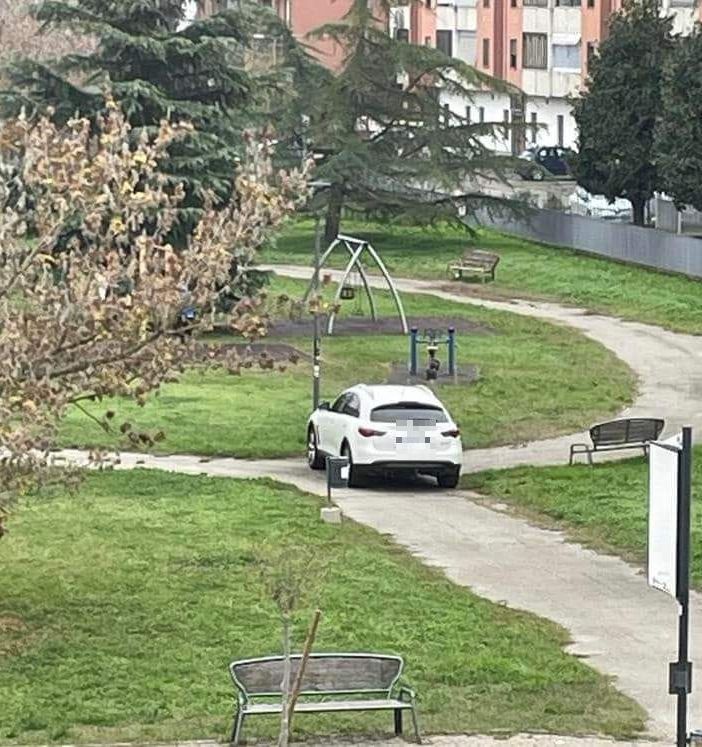 In via Torchio giardini usati come parcheggi e fuochi d'artificio a mezzanotte [VIDEO]
