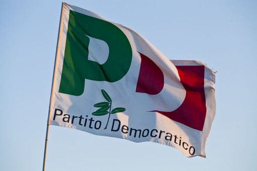 Il Pd in alto mare, altolà alle primarie: si aspetta il M5s