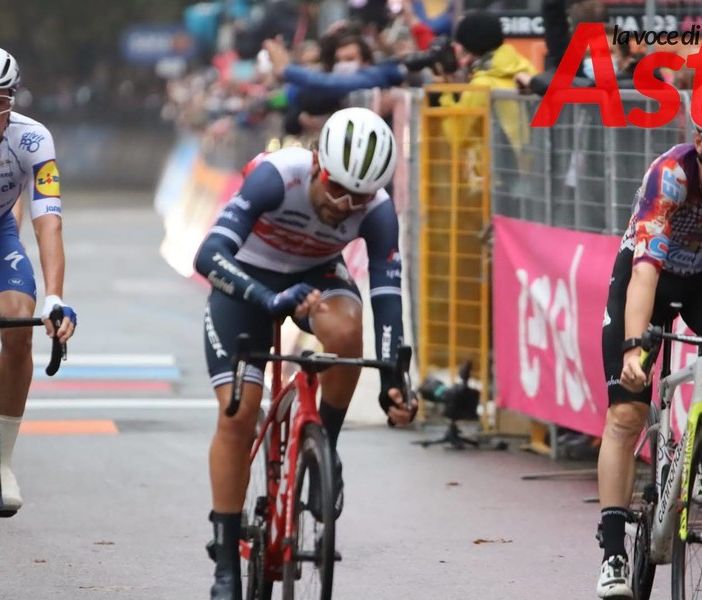 Un momento della tappa astigiana del Giro 2020 (MerfePhoto)