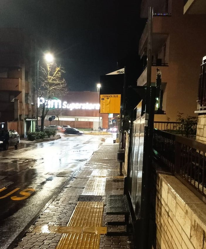&quot;In via Corridoni le fermate del bus sono sprovviste di pensiline, i cittadini costretti ad aspettare sotto la pioggia&quot;