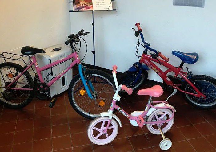 Tre delle venti biciclette donate