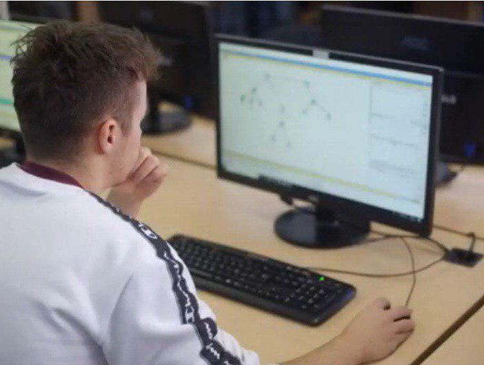 &quot;Ne usciremo presto, migliori di prima&quot;: prof e alunni insieme per un videomessaggio. La scuola c'è e non si ferma  (VIDEO)