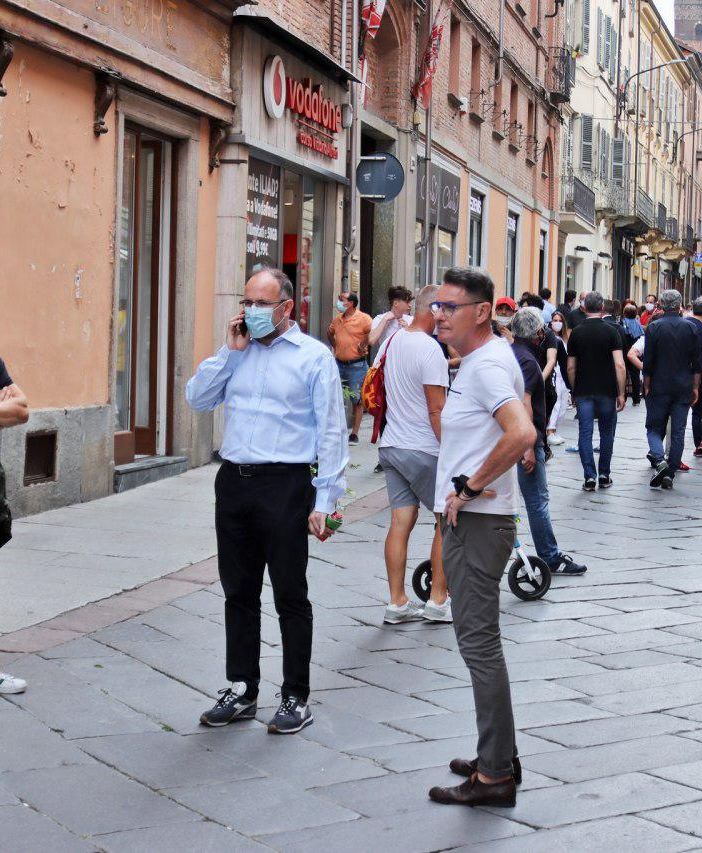 Da oggi fino al 2 giugno in Piemonte scatta l'obbligo della mascherina anche all'aperto