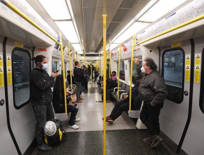 Da domani niente più obbligo di distanziamento sui bus e treni extraurbani del Piemonte
