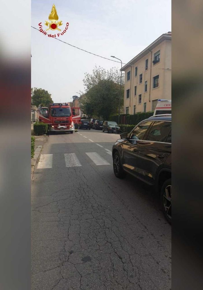 Intervento dei vigili del fuoco in viale Partigiani per soccorrere un’anziana