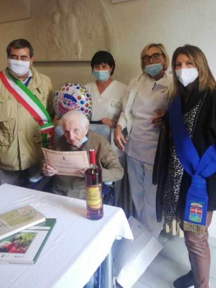 La neocentenaria Fiorina con il consigliere provinciale Francesca Varca, il sindaco Flavio Miniscalco e staff della struttura
