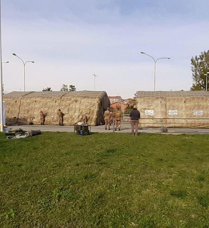 Una delle tensostutture allestite in mattinata presso l'ospedale di Rivoli (TO)
