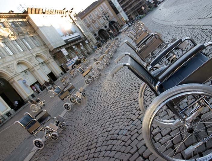 Carrozzine disabili davanti al palazzo della Regione Piemonte