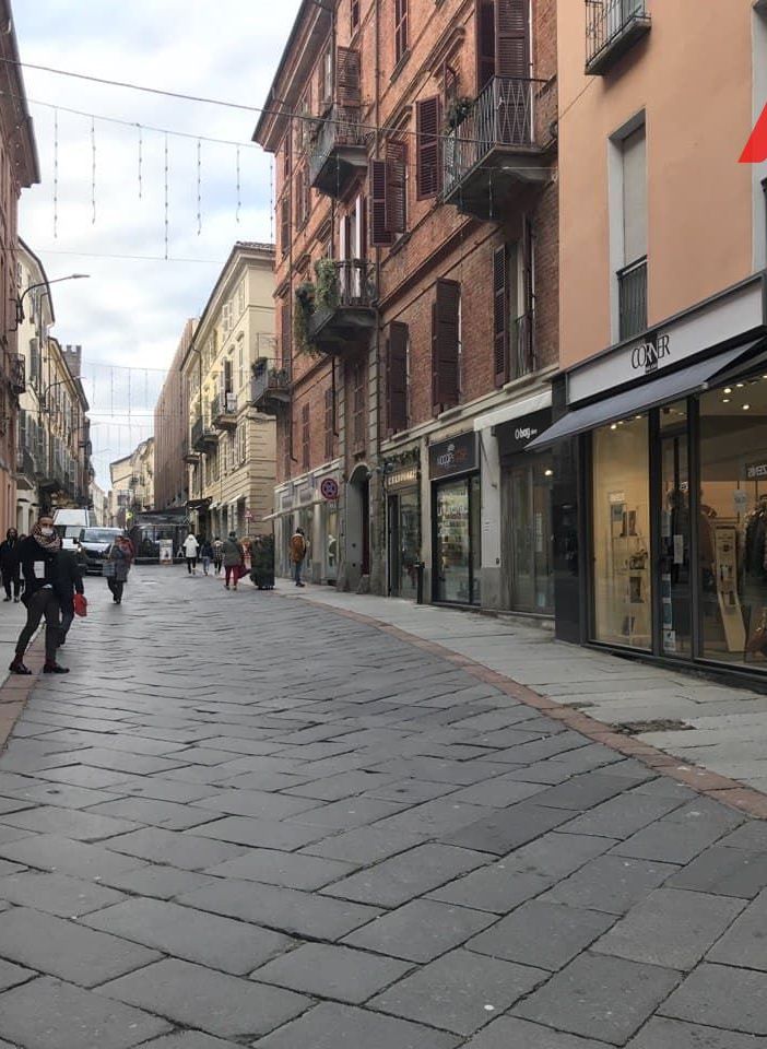 L'inizio dei saldi ad Asti è 'timido'. I commercianti: &quot;Temiamo nuove chiusure e restrizioni&quot;