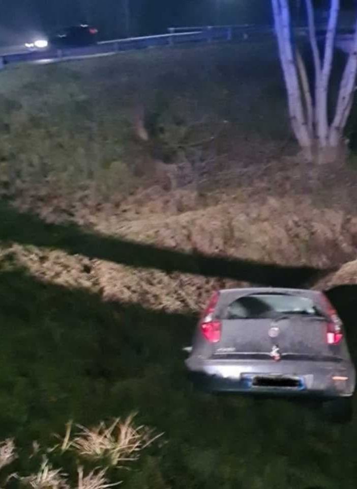 Auto uscita di strada in località Boana (zona sud della città)
