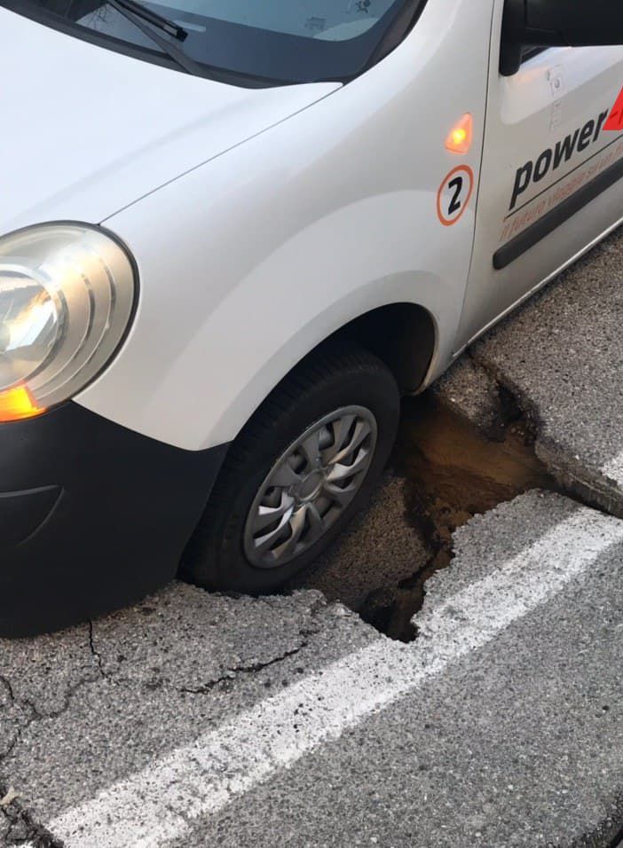 Asti: si apre una voragine in corso Dante. Paura in strada (FOTO)