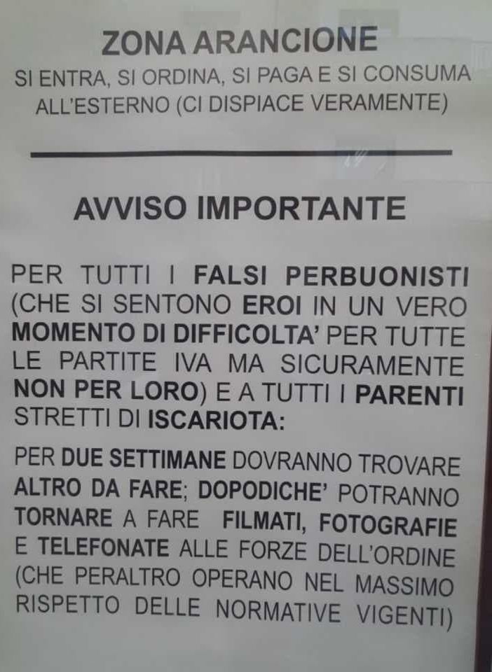 Cartello affisso in un bar di Asti