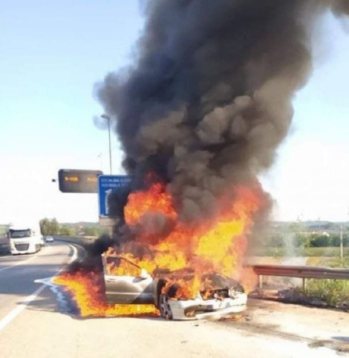 Auto prende fuoco nella galleria di Isola, direzione Montegrosso [FOTO E VIDEO]