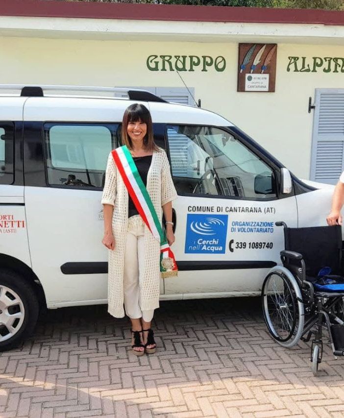 Il Gruppo Alpini di Cantarana dona una carrozzina all'associazione &quot;I cerchi nell'acqua&quot;