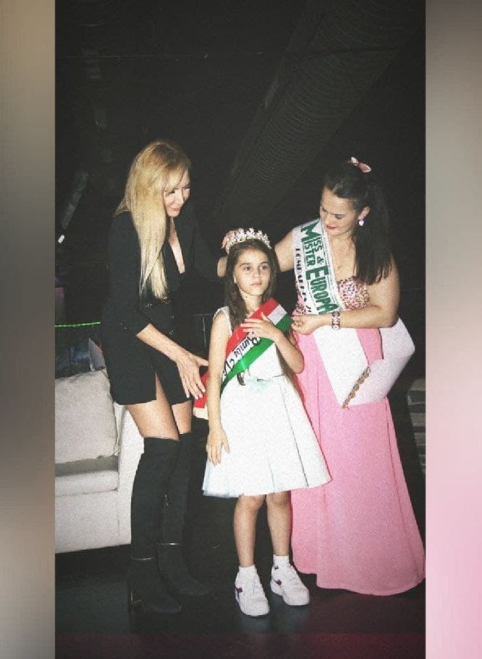 Le portacomaresi Klaudia Hiluku e la figlia .... con in testa la corona &quot;prestatale&quot; da Renata Viola Seliukaite (a sinistra con l'abito nero)