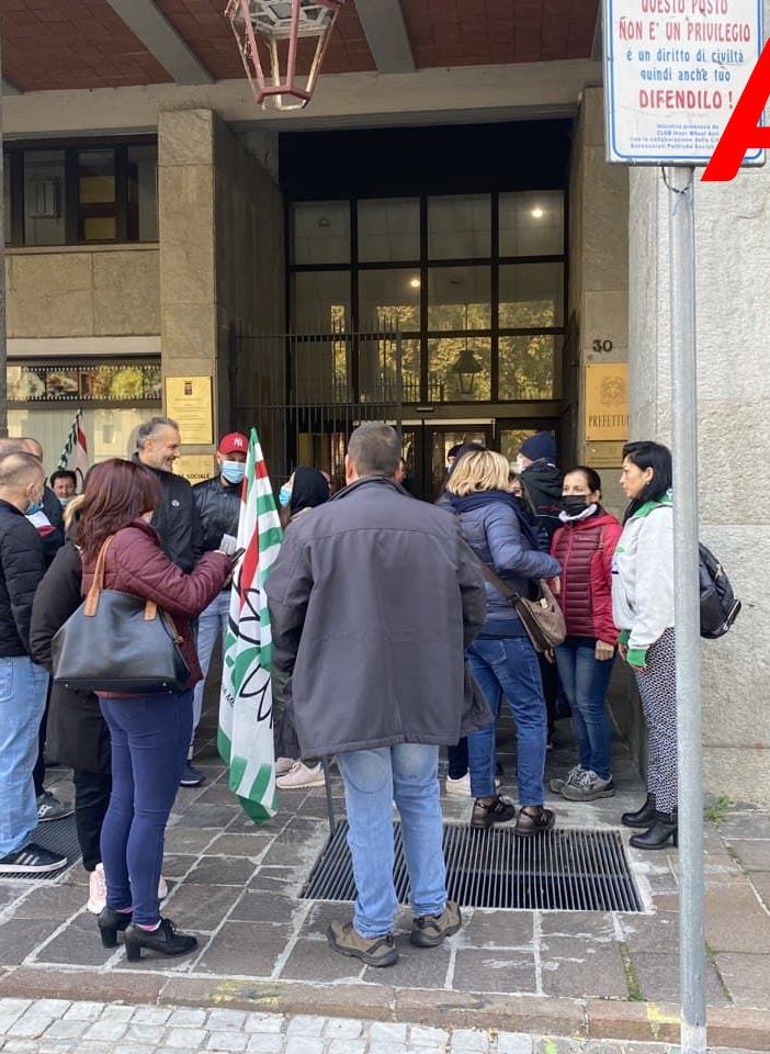 Alcune immagini del picchetto sindacale di fronte la prefettura di Asti