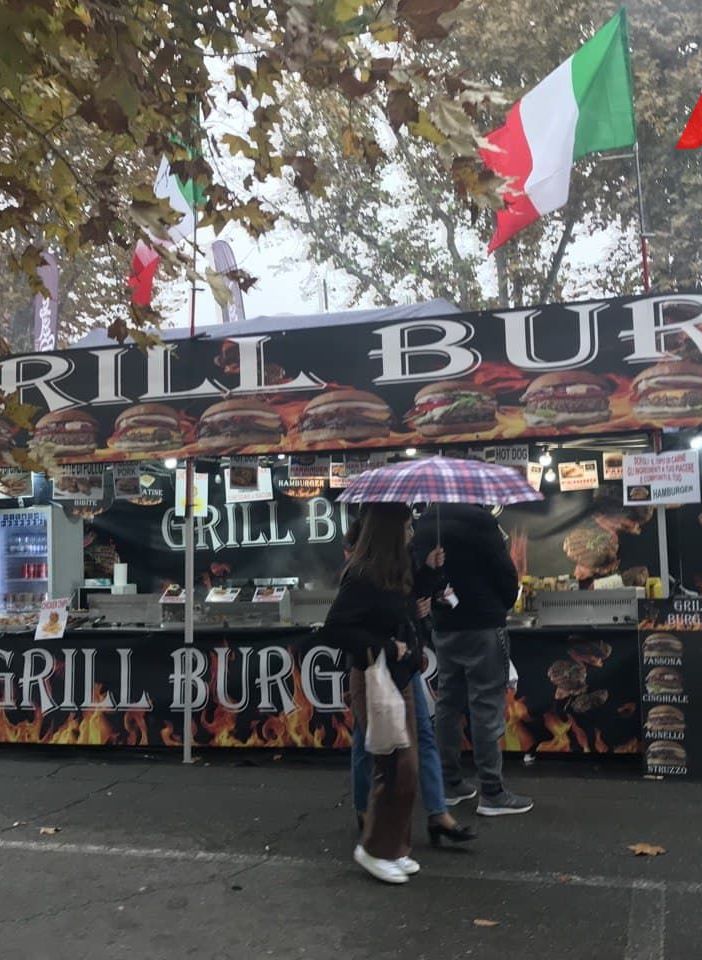 Il Mercato Europeo supera la &quot;prova&quot; della pioggia. Molti astigiani anche oggi non hanno rinunciato al gusto &quot;di mondo&quot;