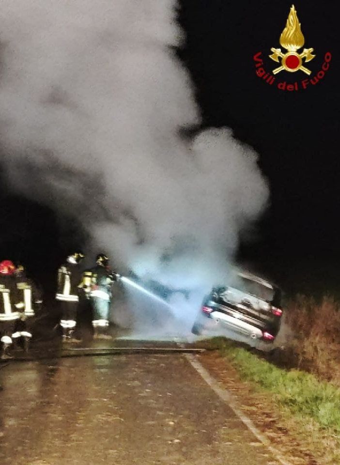 Castello d’Annone, auto in fiamme dopo un’uscita di strada
