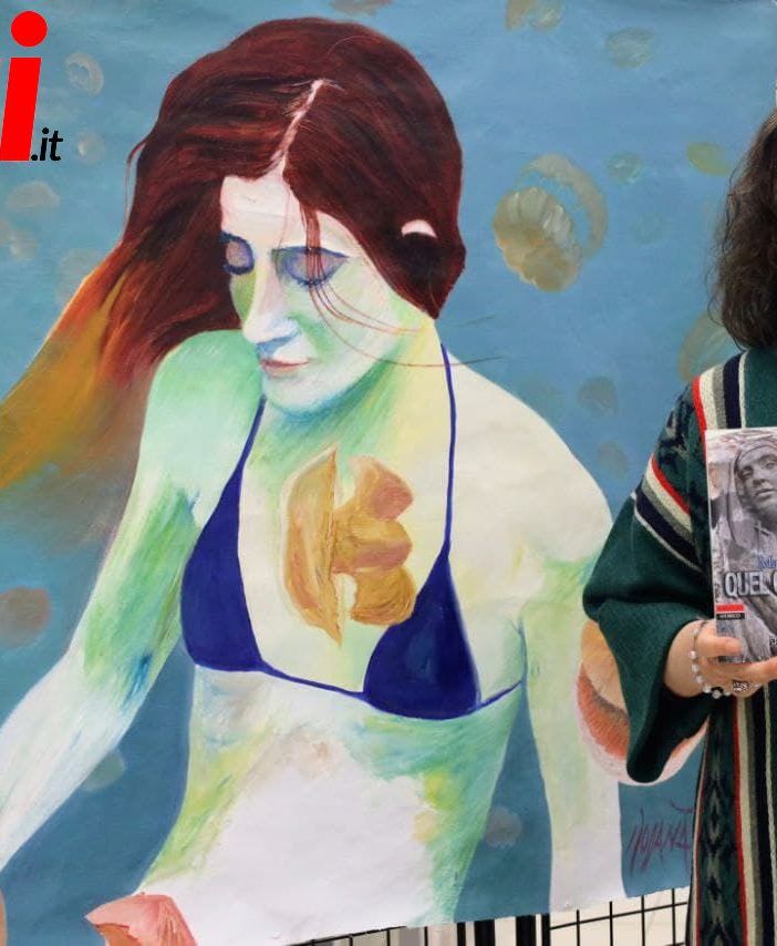 Maura Maffei con alle spalle l'opera realizzata da Rossana Turri (tutte le immagini presenti in questo articolo sono state scattate da Efrem Zanchettin - Merfephoto)
