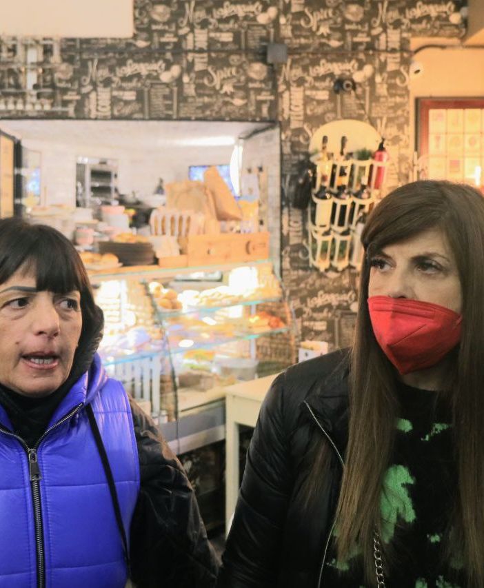 Due titolari di banchi mercatali in piazza Alfieri