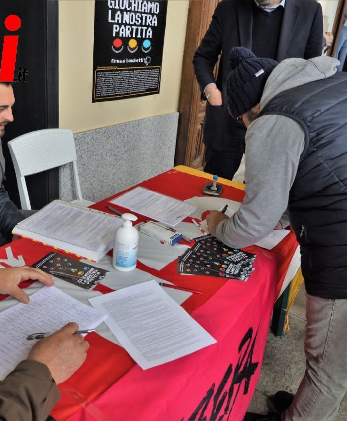 Due immagini, la seconda a fine articolo, della raccolta firme (ph. Efrem Zanchettin)