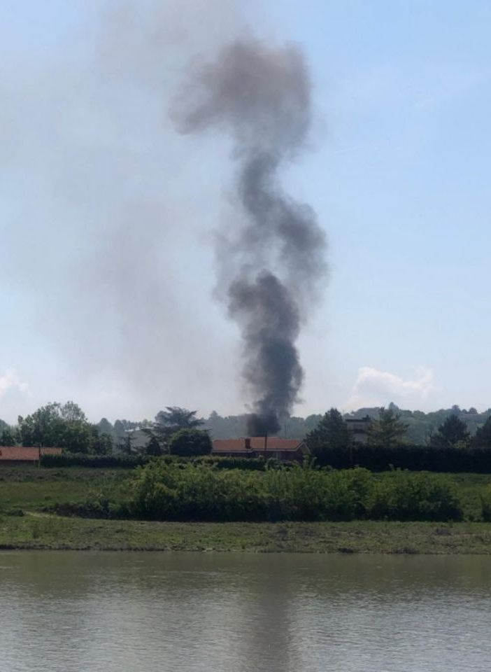 La colonna di fumo vista dalla sponda opposta del Tanaro (immagine dal web)