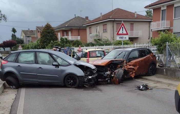 Quattro immagini (le tre restanti sono a fine articolo) dell'incidente verificatosi in tarda mattinata a Tigliole Quattro immagini (le tre restanti sono a fine articolo) dell'incidente verificatosi in tarda mattinata a Tigliole