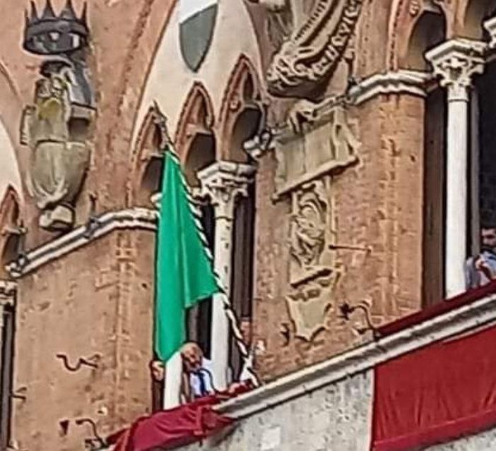La bandiera verde esposta alla trifora del Palazzo Pubblico senese (foto riprodotta per gentile concessione del blog &quot;Brontolo dice la sua&quot;)