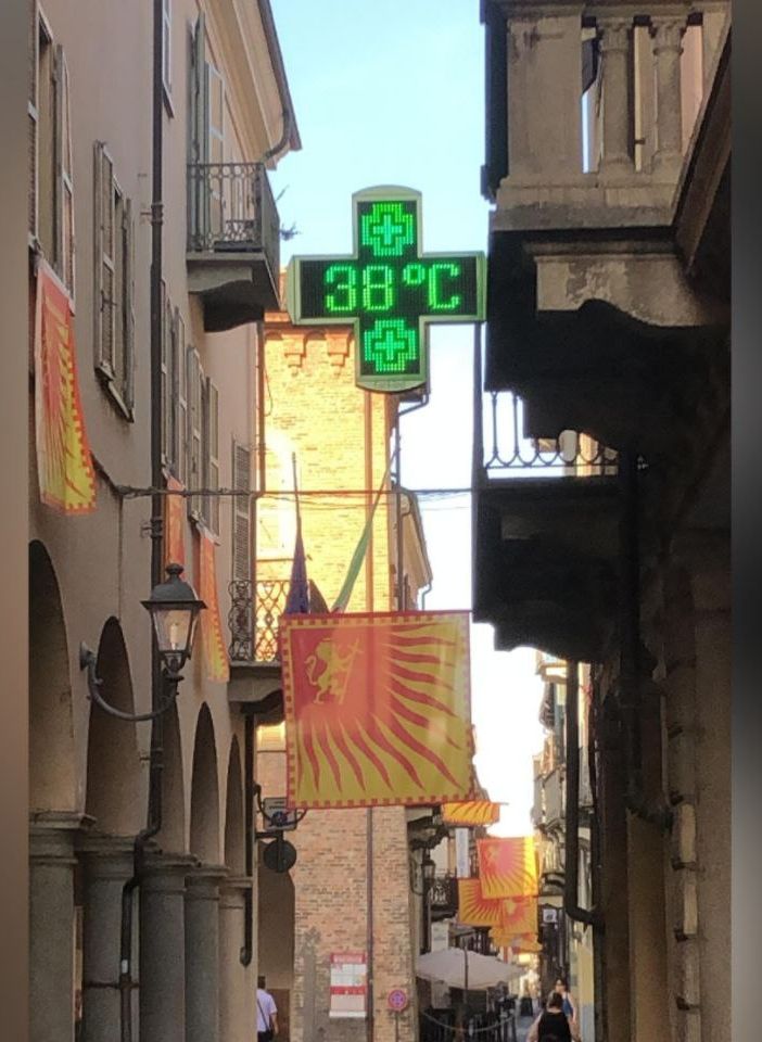 La temperatura registrata da un termometro oggi a Nizza Monferrato alle 18.40 (Foto Neba) - Ndr: immagine inserita solo a scopo giornalistico, in quanto le temperature esposte nall'articolo sono state rilevate da centraline meteo certificate e hanno valenza scientifica