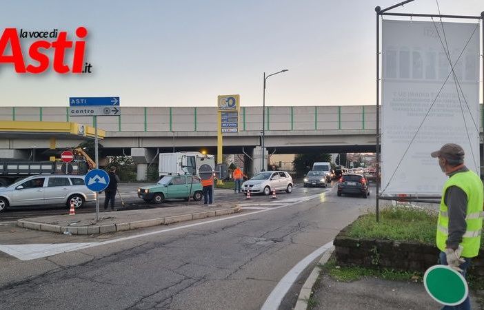 La coda, ieri, in corso Casale, per i lavori di asfaltatura davanti alla rotonda del centro commerciale &quot;Il Borgo&quot;