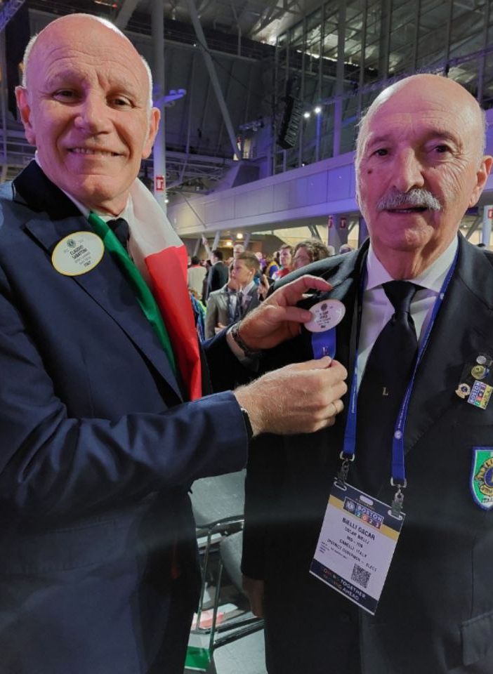 LO STRAPPO il passaggio di consegnr tra Claudio Sabattini, Past Governatore e Oscar Bielli Governatore del Distretto Lions 108Ia3