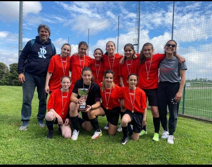 Le ragazze dell IC Villafranca d'Asti hanno vinto i campionati regionali di calcio femminile