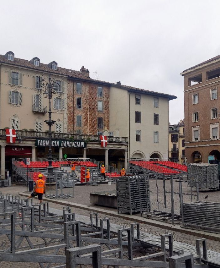 Asti si veste a festa per il ritorno del 'Paliotto' 2022, sperando nel meteo. Tamburi, chiarine e bandiere in pista