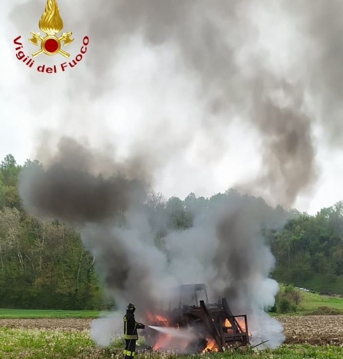 Si incendia trattore in un campo a Piovà Massaia