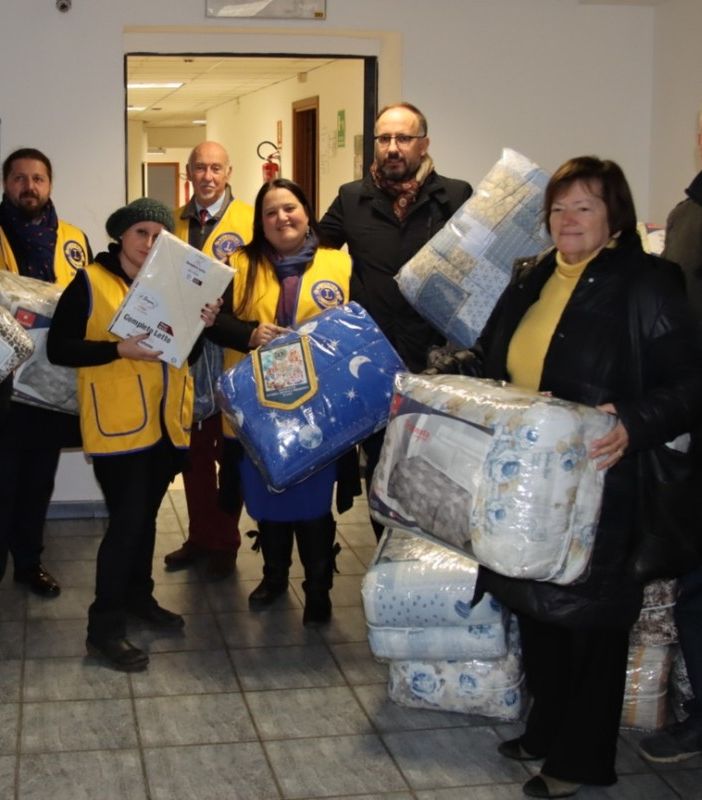 Il Lions Club storici, artisti, presepisti di Asti dona lenzuola e piumoni al dormitorio di Asti