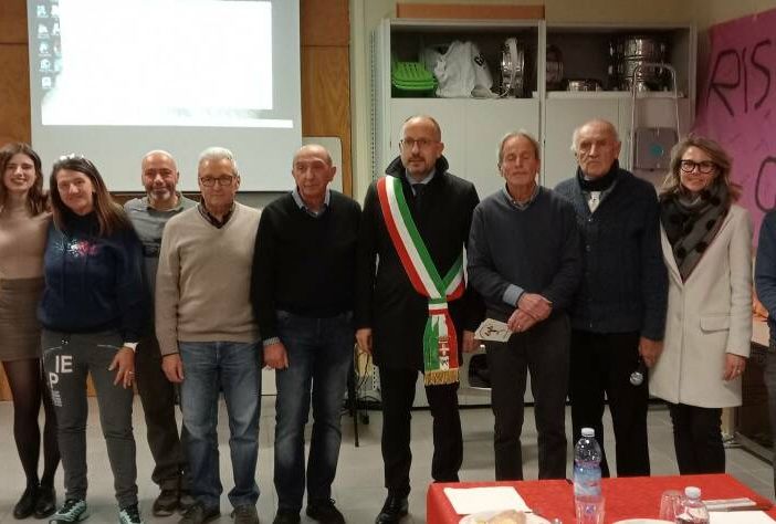 I partecipanti alla serata, ritratti con il sindaco Maurizio Rasero e la sua vice Stefania Morra