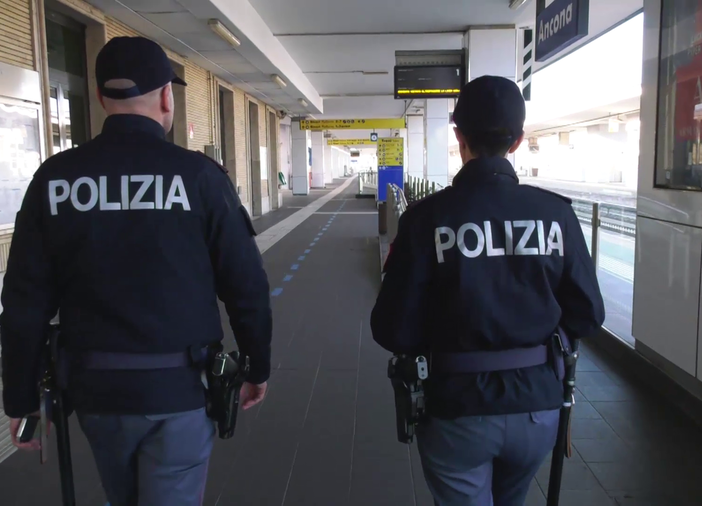 Agenti della Polizia Ferroviaria ritratti in un'immagine d'archivio