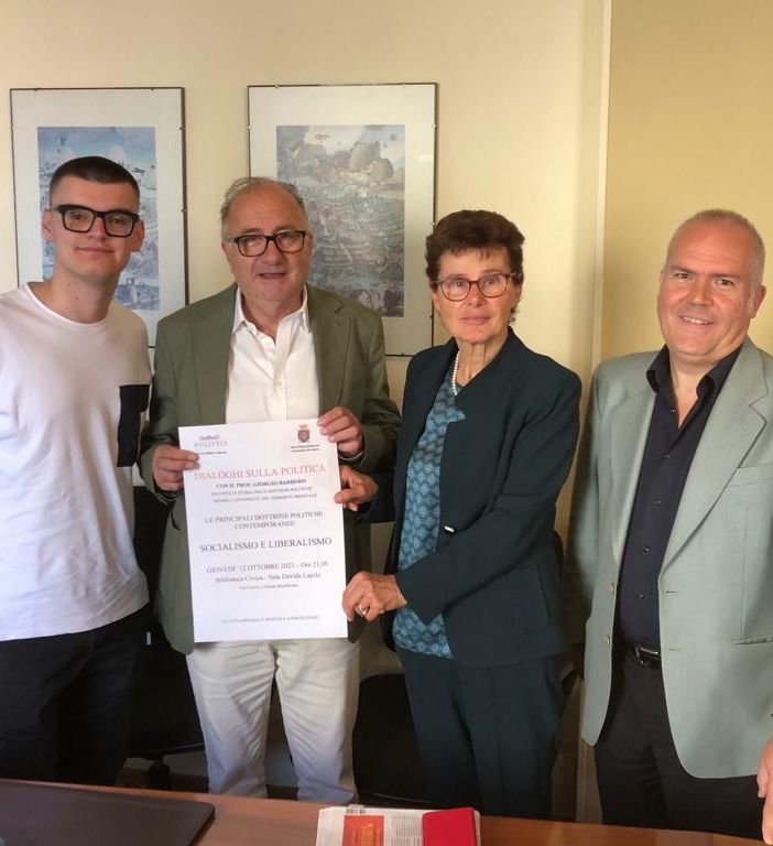 Lo studente di Scienze Politiche Edoardo Scarrone, il Presidente di Politeia Maurizio Carcione, l'assessore alla Cultura Ausilia Quaglia e il Consigliere con delega alla Promozione del Territorio e Presidente del Consiglio comunale Maurizio Martino
