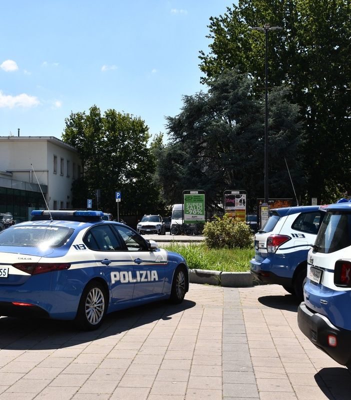Colpisce con una testata l’ex compagna in pieno giorno nel parcheggio del Pronto Soccorso