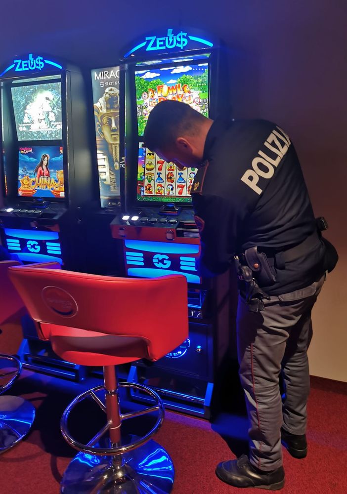 Asti: la Polizia indaga due giocatori albanesi di slot machine per truffa
