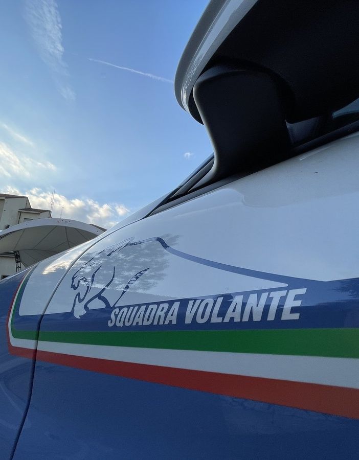 Controlli della polizia in zona stazione: espulsione per uno straniero irregolare, un altro stazionava in piazza Marconi in barba al divieto