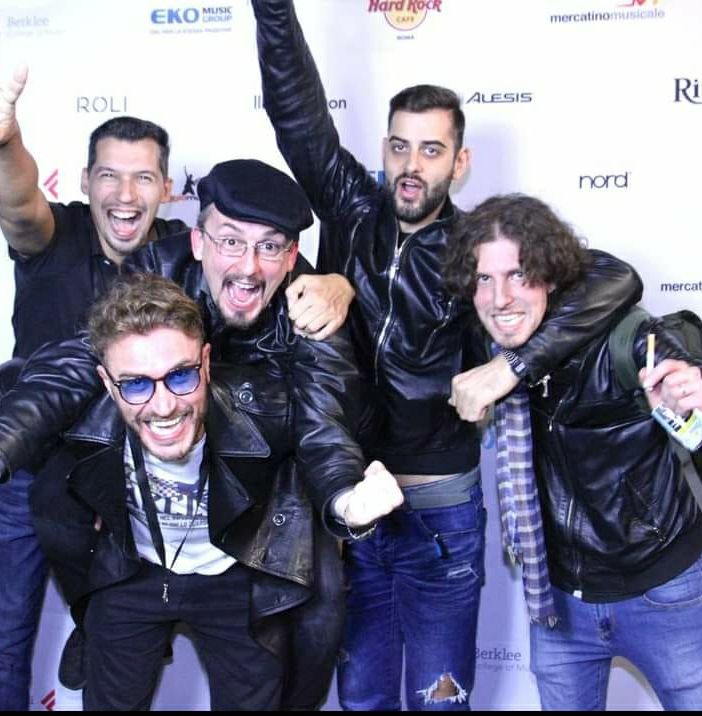 Simone Poncino con il suo gruppo