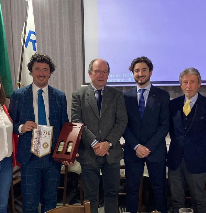 Mattia Pontacolone, terzo da sinistra, con alcuni suoi familiari e i dirigenti del Rotary Club Asti