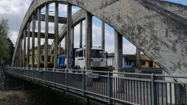 Immagine di archivio del ponte sul Belbo ad Incisa Scapaccino
