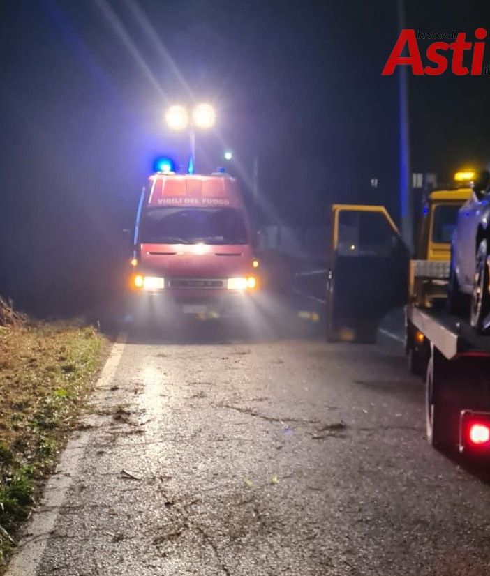 Esce di strada per lo scoppio della gomma e finisce in un campo. Brutta avventura per due ragazzi, ma solo un grande spavento