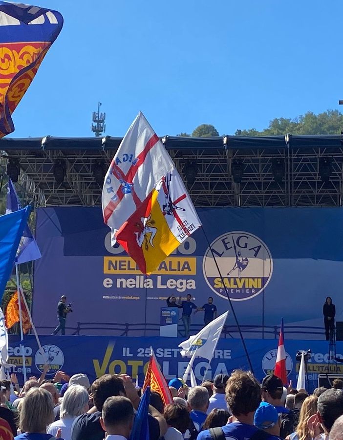 Raduno della Lega a Pontida: Salvini fa firmare i sei impegni per il Governo: &quot;Tutti uniti da Nord a Sud, a prendere per mano questo Paese &quot; [VIDEO]