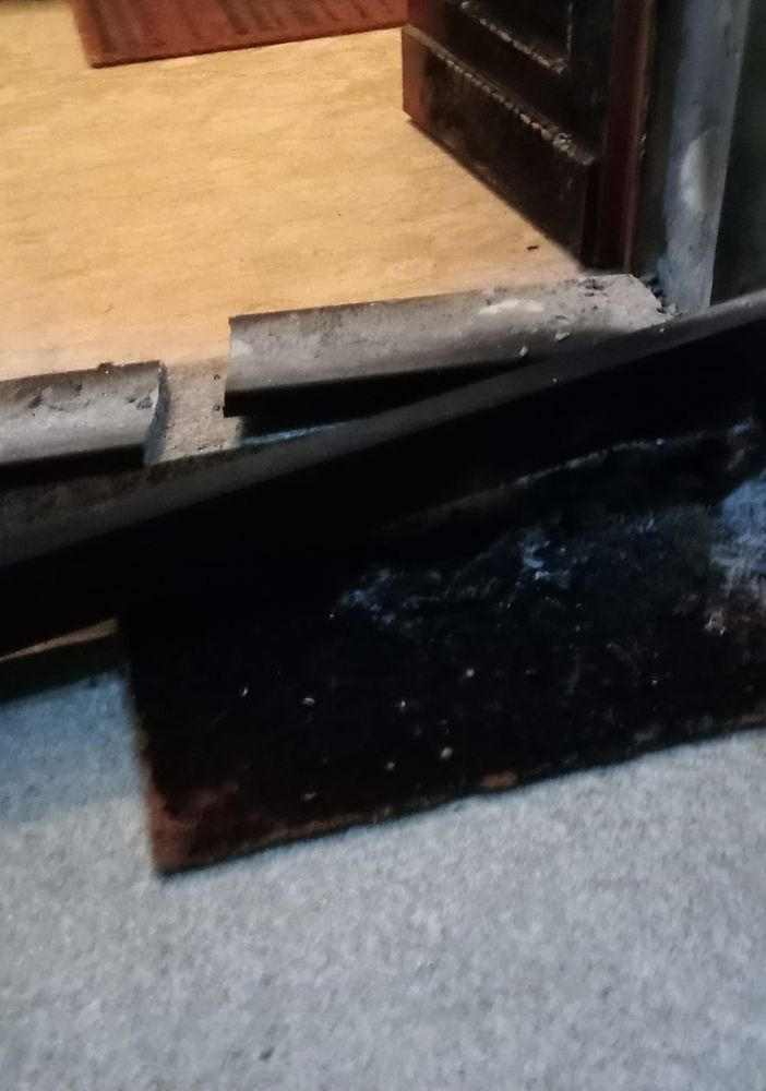 Il portone bruciato